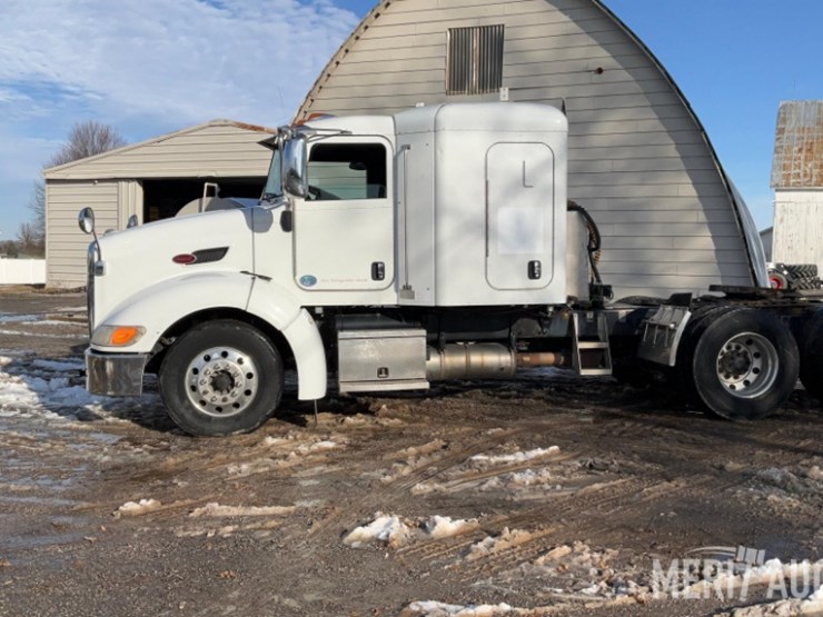 2012-peterbilt-384-image-2