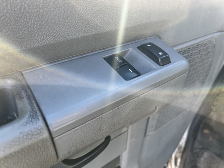 2011-ford-e350-image-26