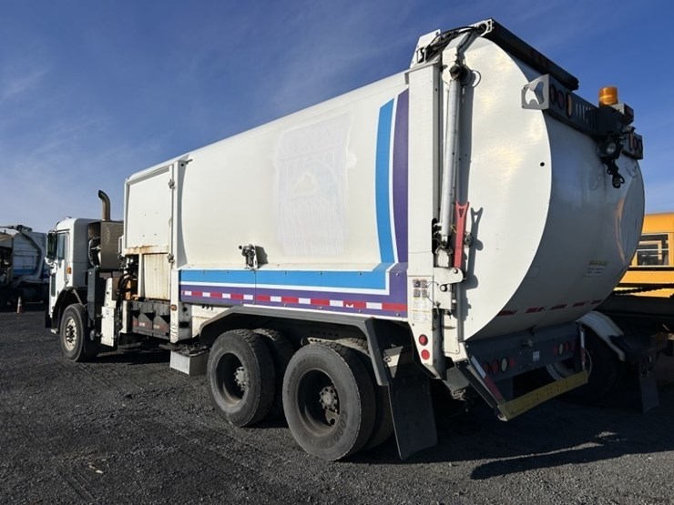 2012-peterbilt-320-image-3