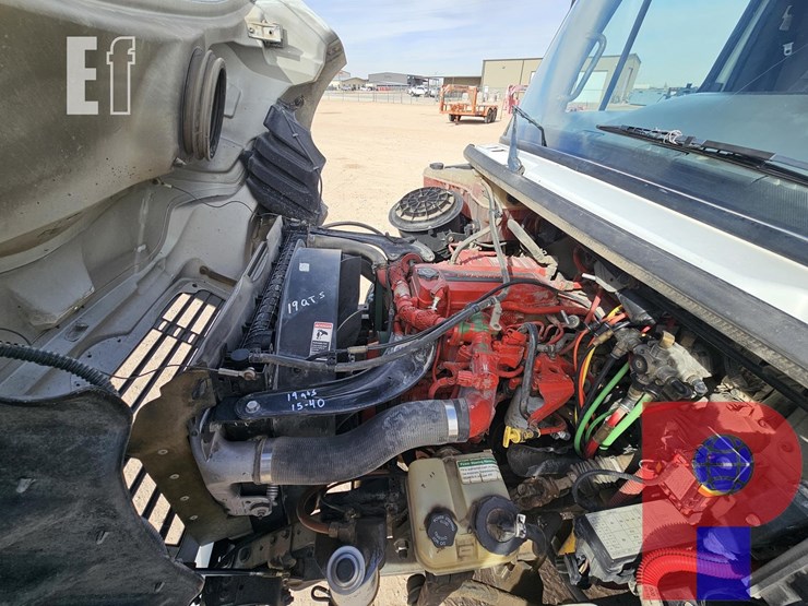 2011-freightliner-m2-106-image-5