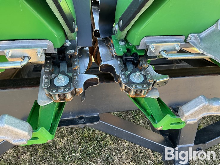 2024-john-deere-c12f-image-12