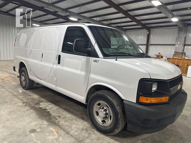 2017-chevrolet-express-2500-image-2