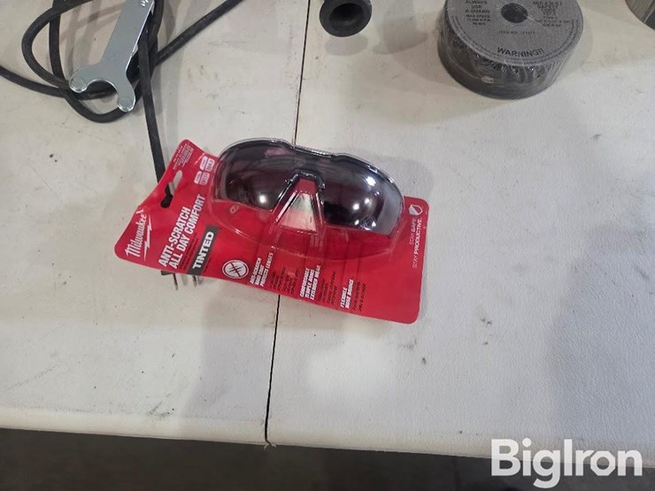 milwaukee-4-1/2"-grinder-image-11