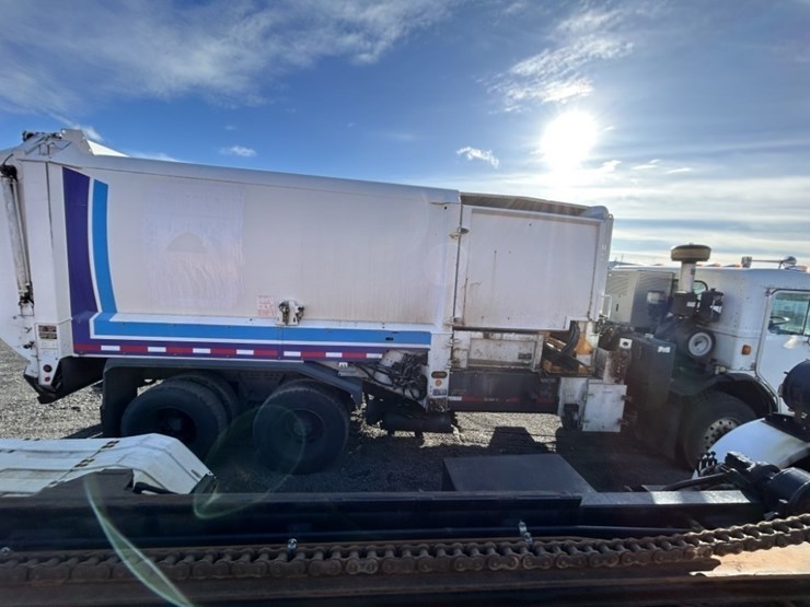 2012-peterbilt-320-image-6