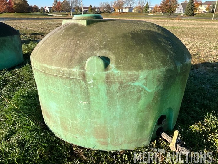 green-1100-gallon-poly-tank-image-5