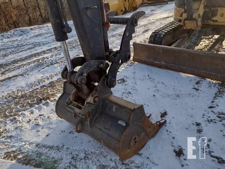 2013-deere-35d-image-16