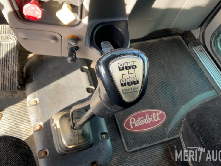 2012-peterbilt-384-image-41