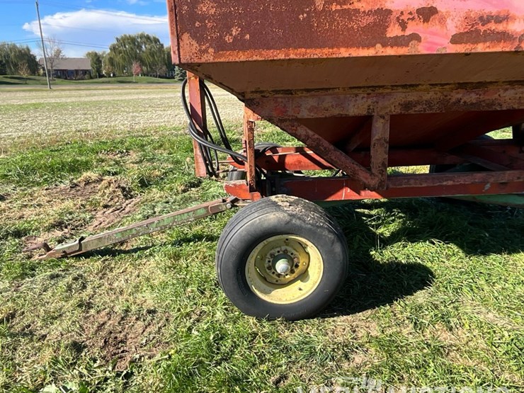 j&m-gravity-wagon-on-john-deere-gear-image-16