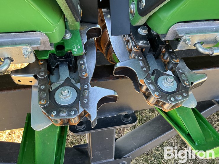 2024-john-deere-c12f-image-10