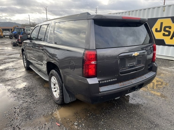 2016-chevrolet-suburban-image-6
