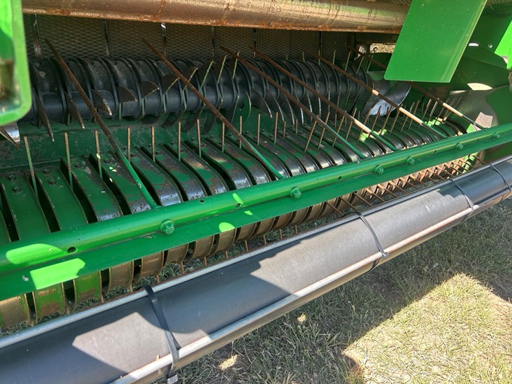 2024-john-deere-561m-image-15