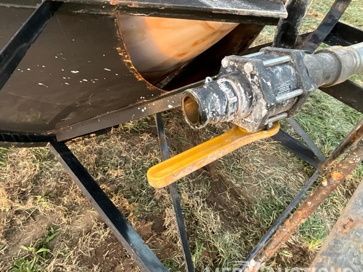 2,500-gallon-poly-tank-on-metal-stand-image-11