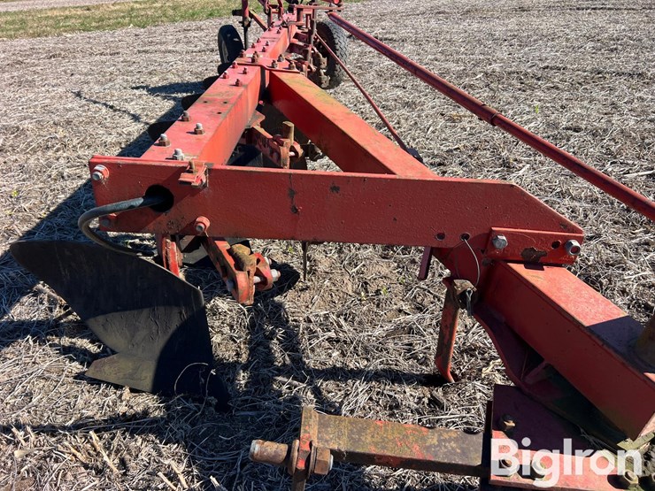 international-710-image-8