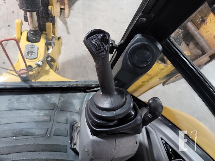 2015-caterpillar-420f-it-image-25