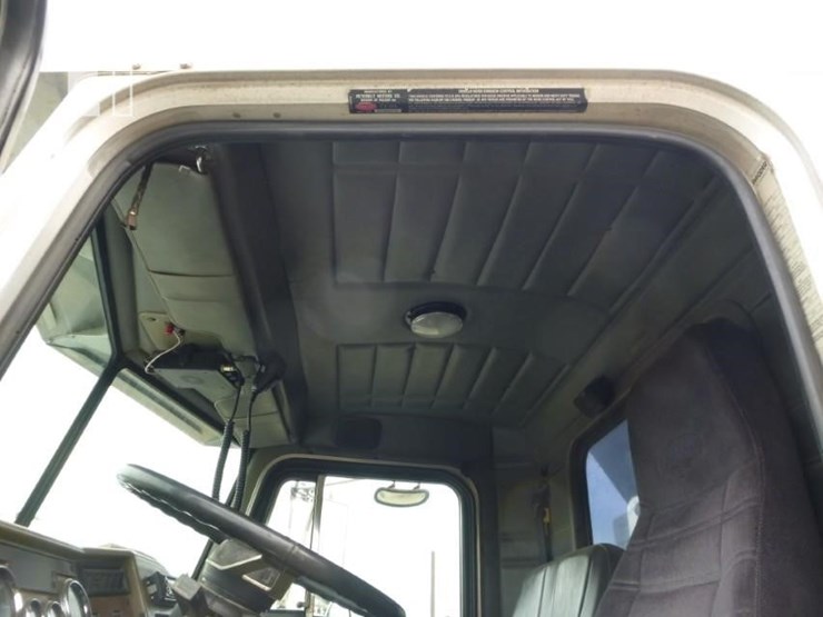 2000-peterbilt-330-image-17