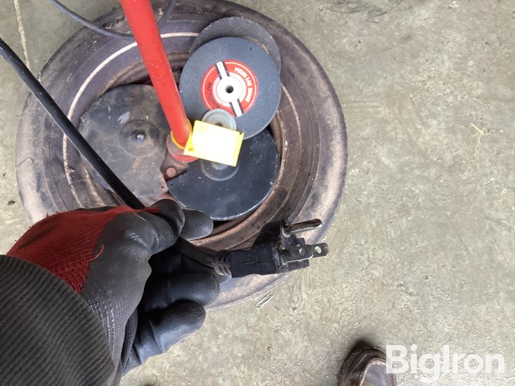 central-machinery-bench-grinder-image-11