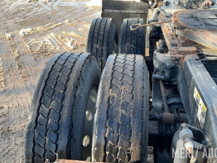 2012-peterbilt-384-image-23