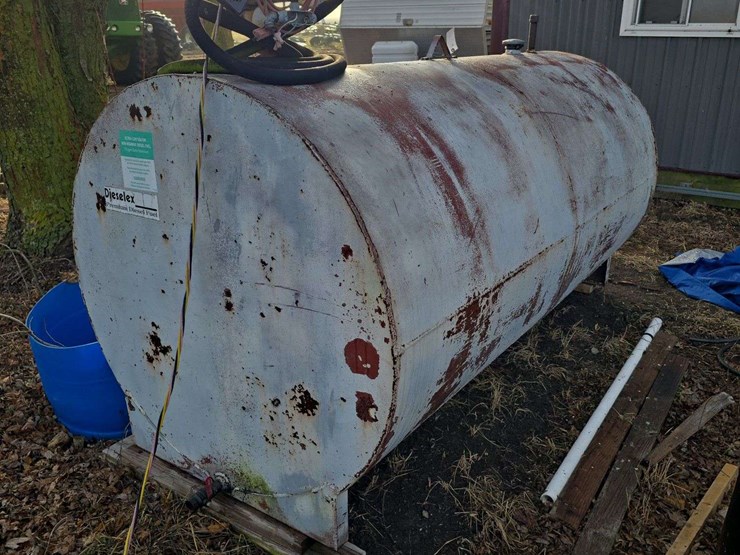 700-gallon-fuel-tank-with-pump-image-3