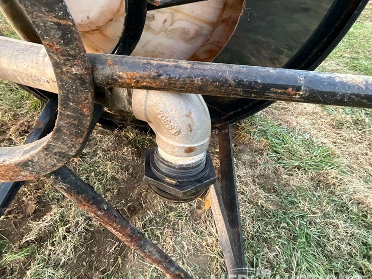 2,500-gallon-poly-tank-on-metal-stand-image-10