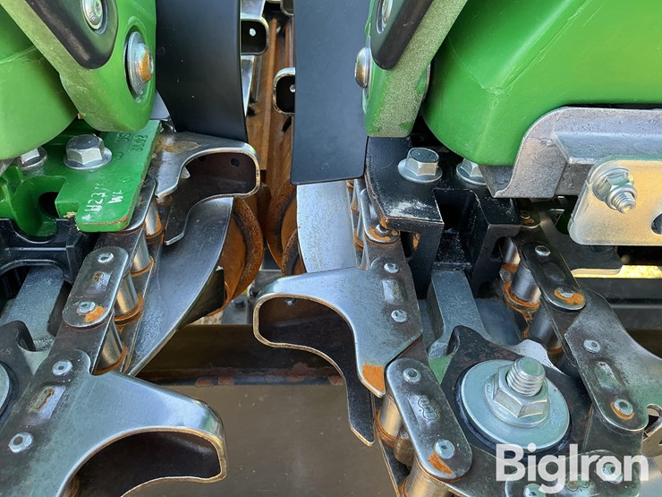 2024-john-deere-c12f-image-11