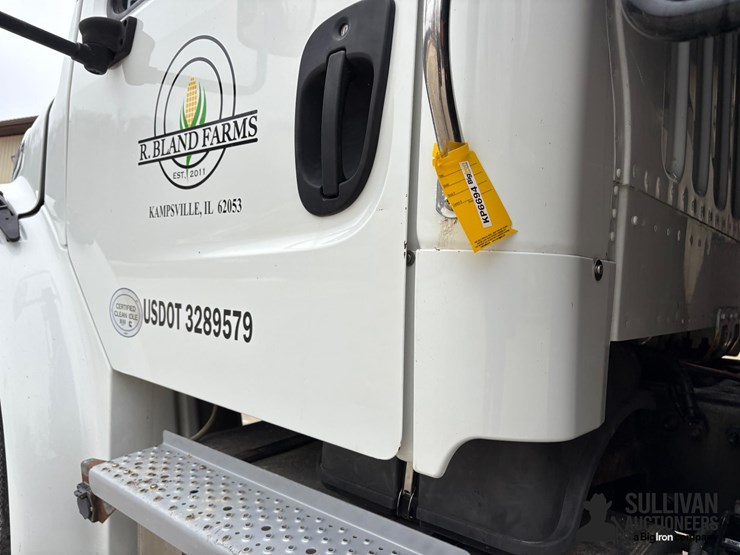 2015-freightliner-m2-106-image-12