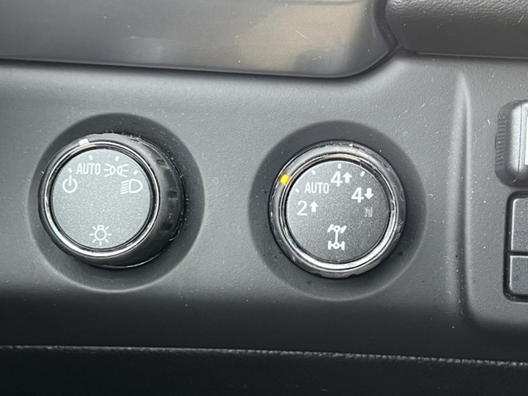 2016-chevrolet-suburban-image-28