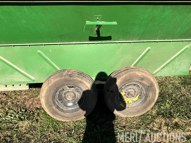 tandem-axle-2-compartment-feed-wagon-image-19