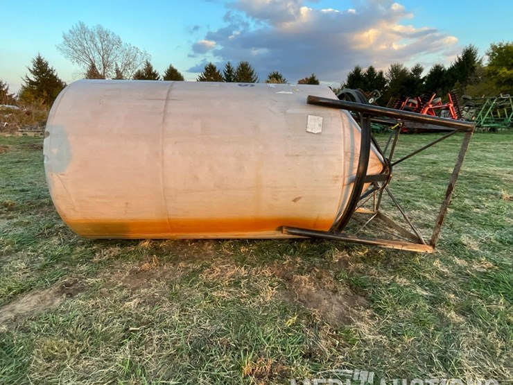 1,400-gallon-poly-tank-on-metal-stand-image-2