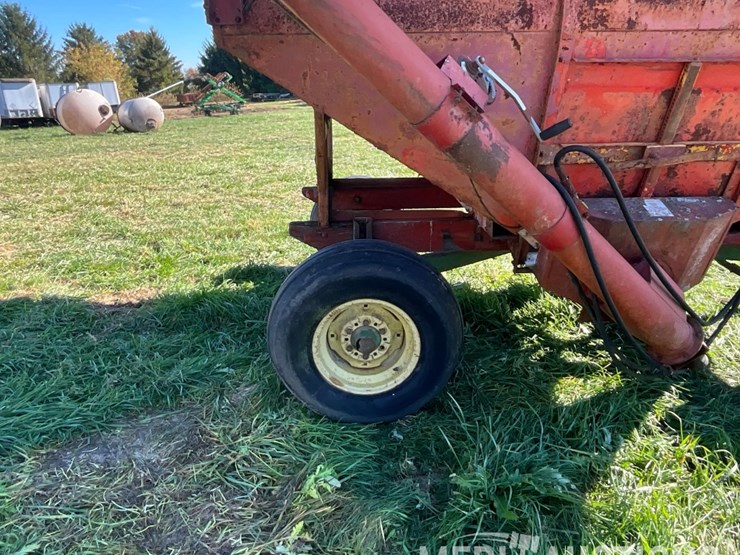 j&m-gravity-wagon-on-john-deere-gear-image-27