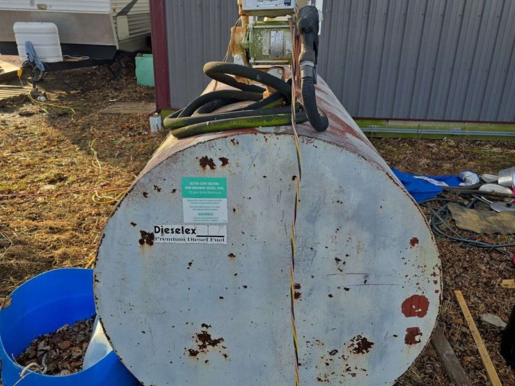 700-gallon-fuel-tank-with-pump-image-2