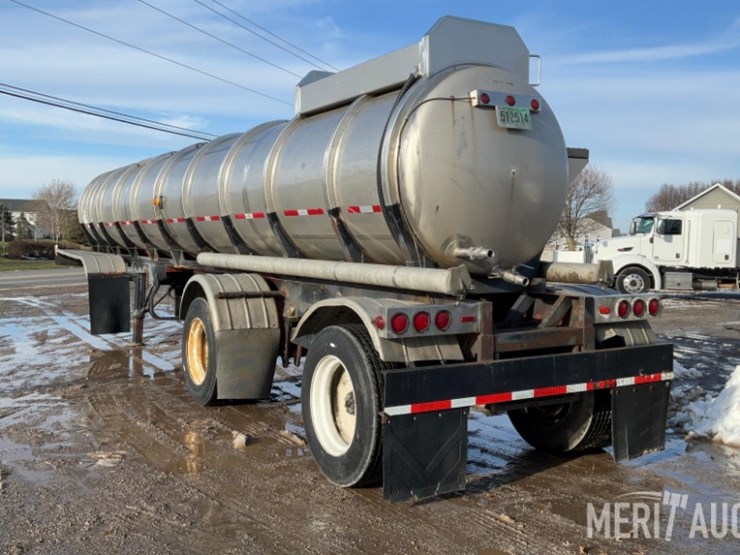 polar-mfg-co.-5,500-gallon-stainless-steel-tanker-image-5