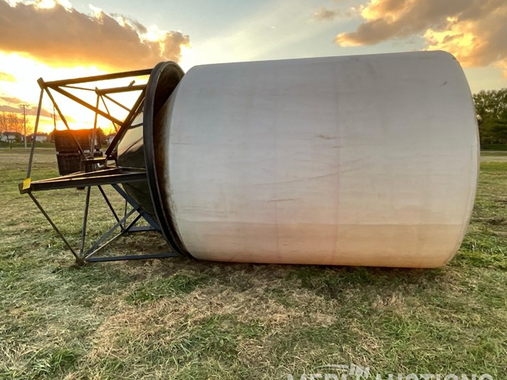 2,500-gallon-poly-tank-on-metal-stand-image-6