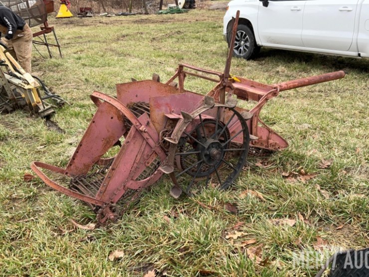 antique-international-harvester-potato-plow-image-6