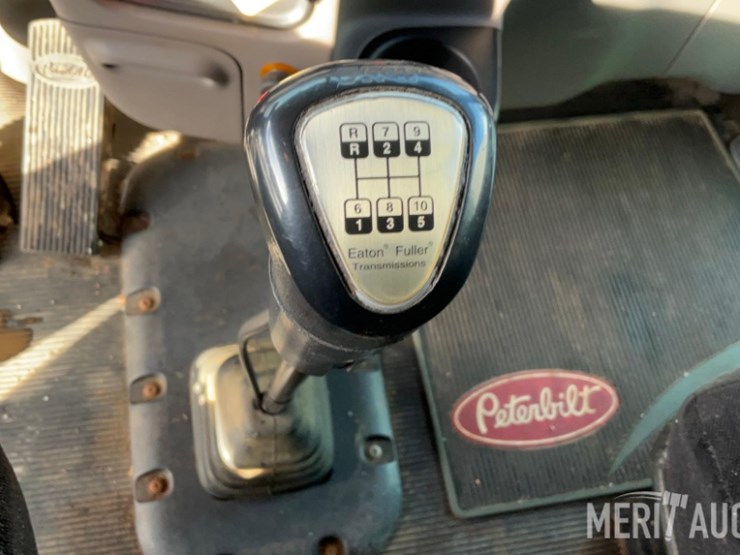 2012-peterbilt-384-image-45