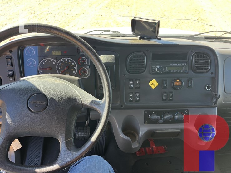 2015-freightliner-business-class-m2-106-image-11