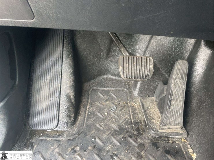 2020-ford-explorer-image-19