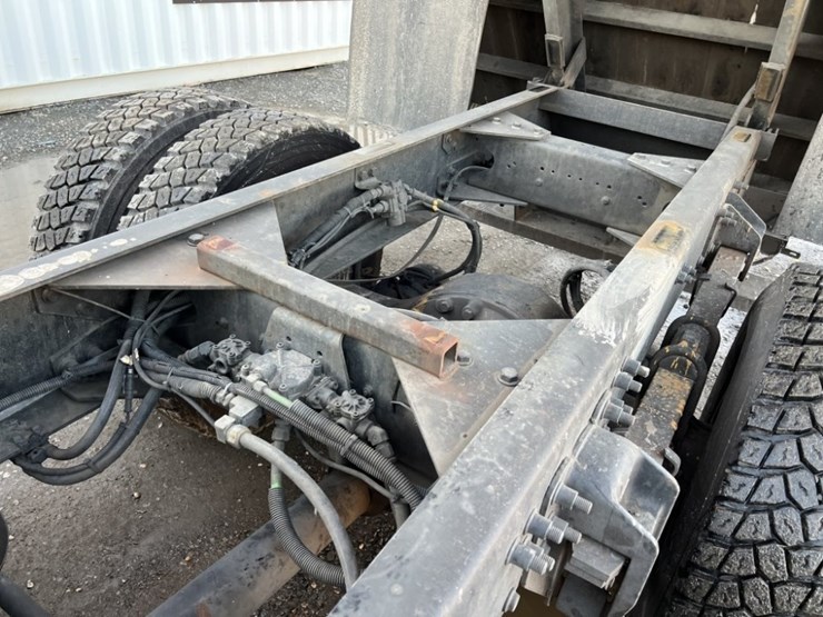 2002-freightliner-fl80-image-35