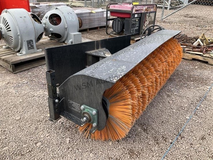 giyi-skid-steer-sweeper-attachment-image-4