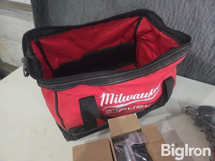 milwaukee-1"-square-ring-impact-wrench-image-16