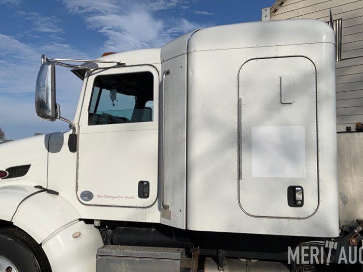 2012-peterbilt-384-image-15