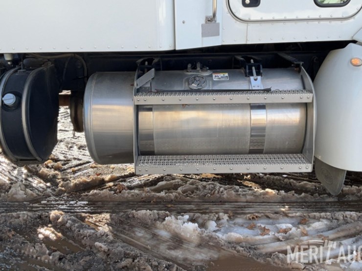 2012-peterbilt-384-image-30