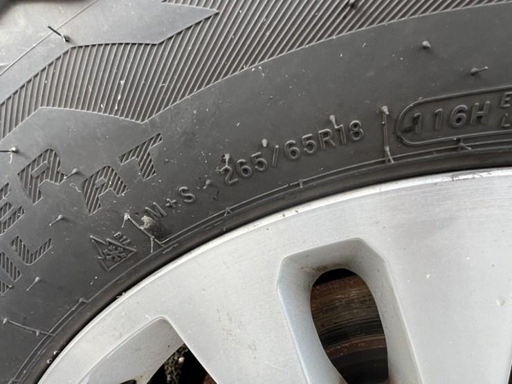 2016-chevrolet-suburban-image-16