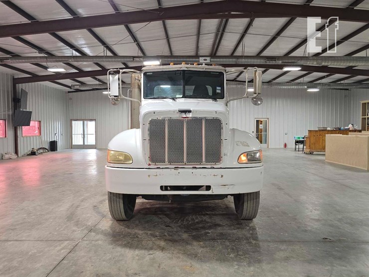 2010-peterbilt-340-image-7