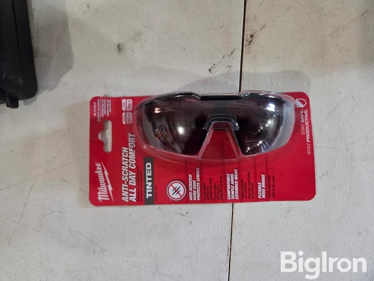 black-widow-jump-pack,-flashlight-&-driver-set-image-6