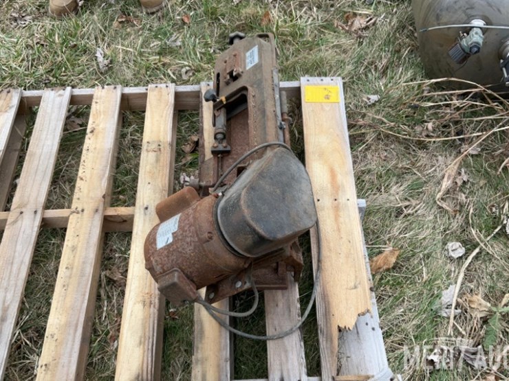 heavy-duty-band-saw-image-2