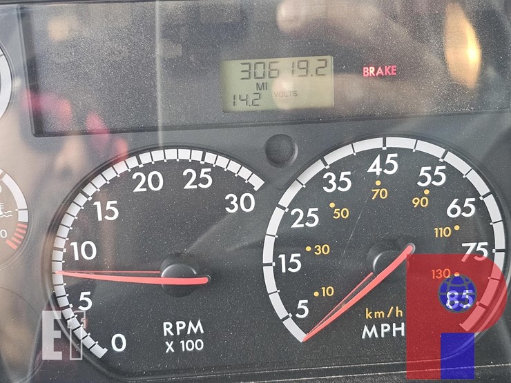 2011-freightliner-m2-106-image-8