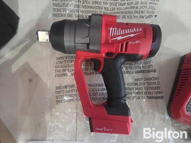 milwaukee-1"-square-ring-impact-wrench-image-4
