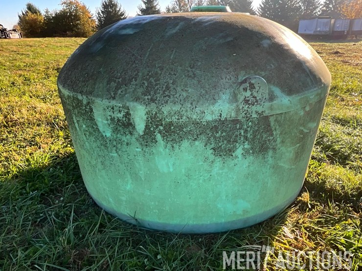 green-1100-gallon-poly-tank-image-2