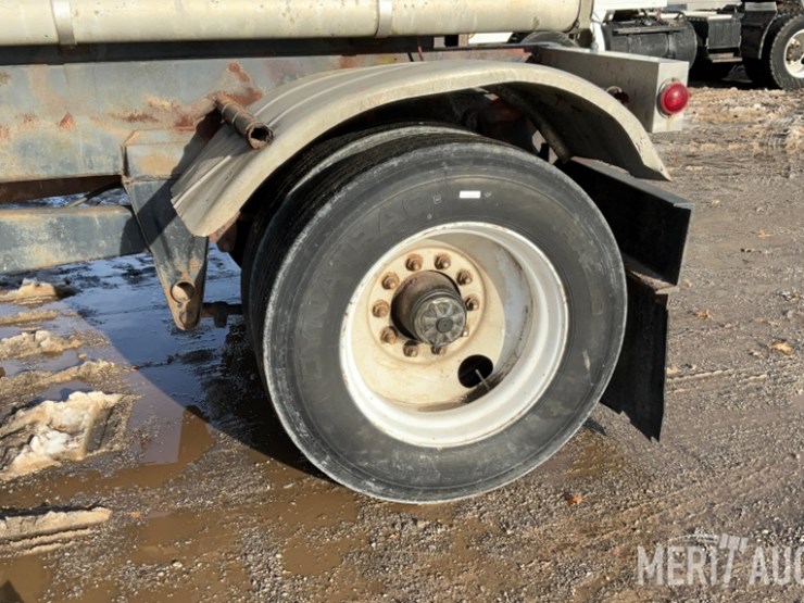 polar-mfg-co.-5,500-gallon-stainless-steel-tanker-image-26