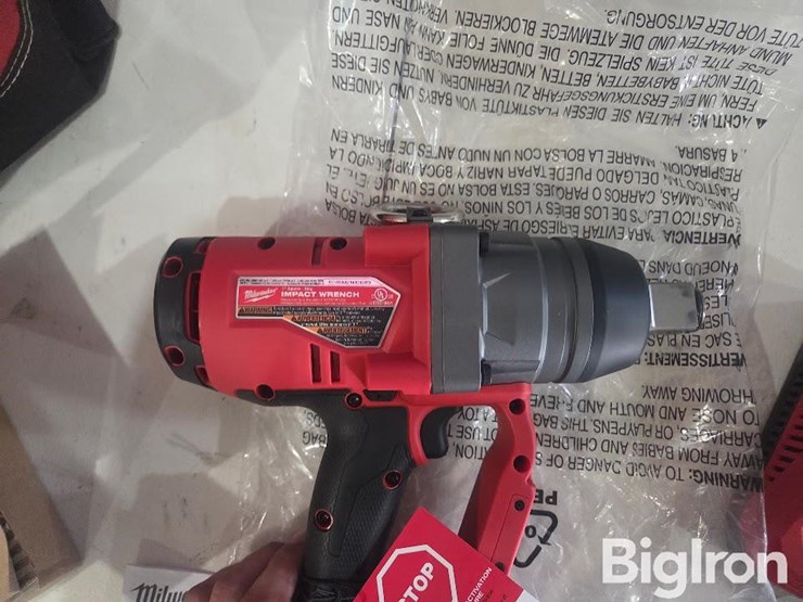 milwaukee-1"-square-ring-impact-wrench-image-7